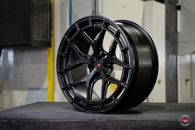 Vossen LC3-01 22x10 / 5x112 / ET22 / 66.56 / Deep - Satin Black Wheel - (24+ AMG GT Coupe - Front)