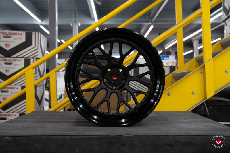 Vossen GEN-01 3pc 21x10.5 / 5x132 / ET18 / 66.56 - Satin Blk Ctr / Gloss Blk Outer Wheel